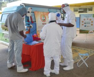 Roda de Leitura leva empregados ao mundo da imaginação com suas histórias