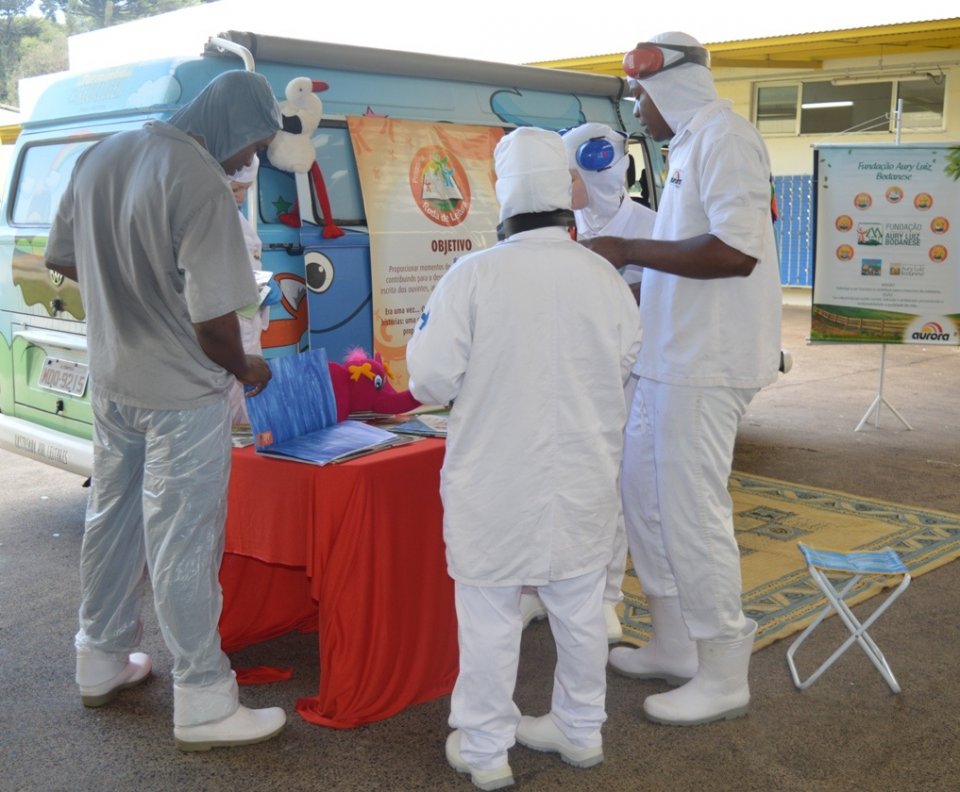 Roda de Leitura leva empregados ao mundo da imaginação com suas histórias