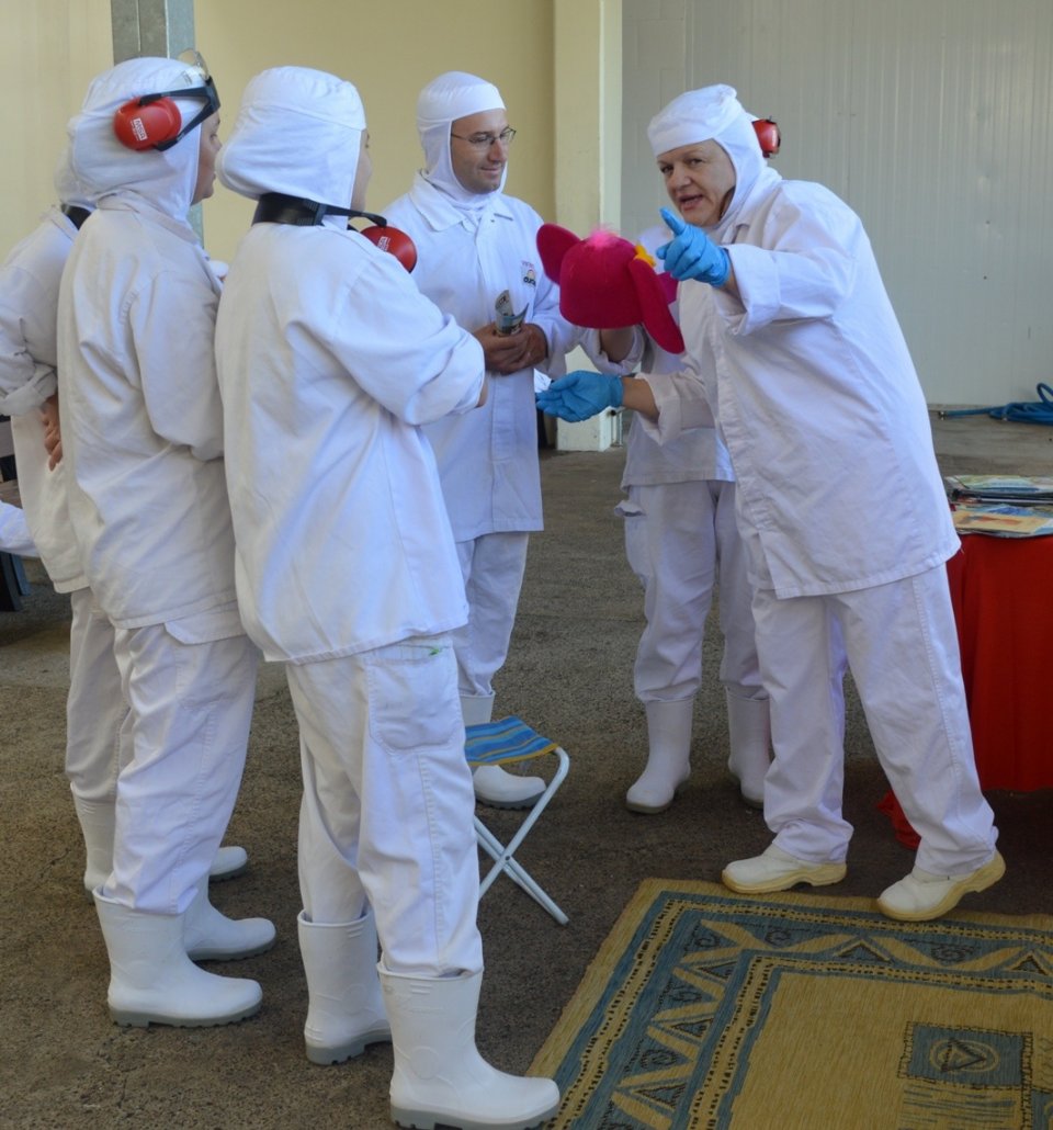 Roda de Leitura leva empregados ao mundo da imaginação com suas histórias