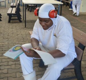 Roda de Leitura leva empregados ao mundo da imaginação com suas histórias