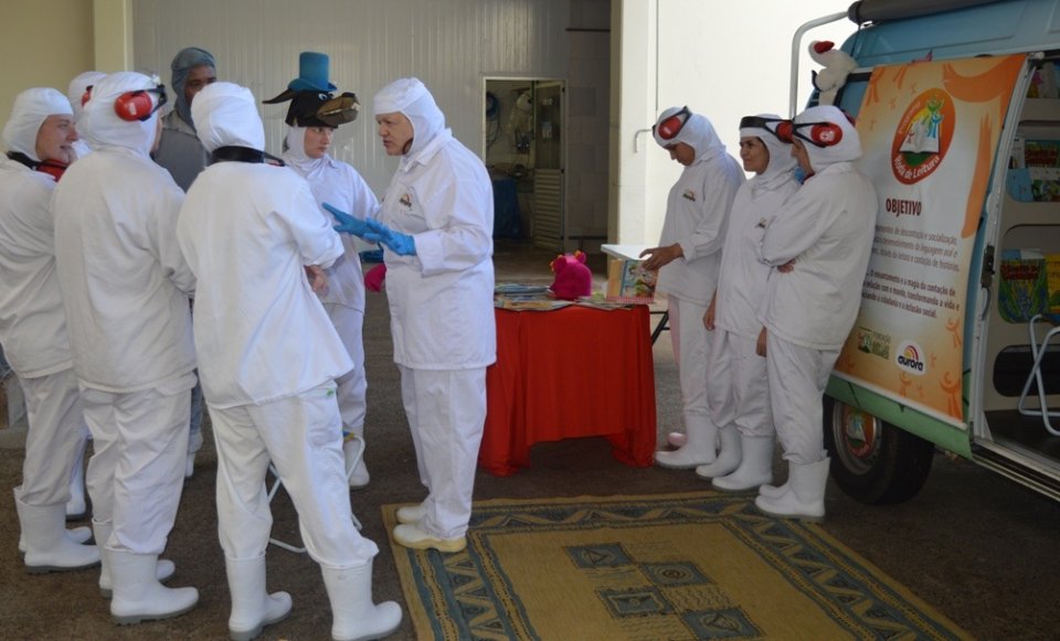 Roda de Leitura leva empregados ao mundo da imaginação com suas histórias