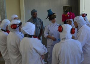 Roda de Leitura leva empregados ao mundo da imaginação com suas histórias