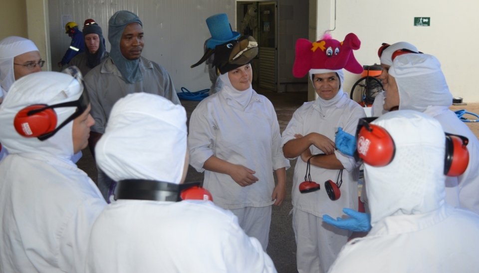 Roda de Leitura leva empregados ao mundo da imaginação com suas histórias