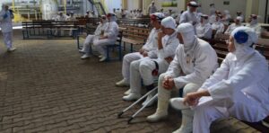 Roda de Leitura leva empregados ao mundo da imaginação com suas histórias