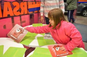 Programas da Falb promovem momentos de descontração em supermercado