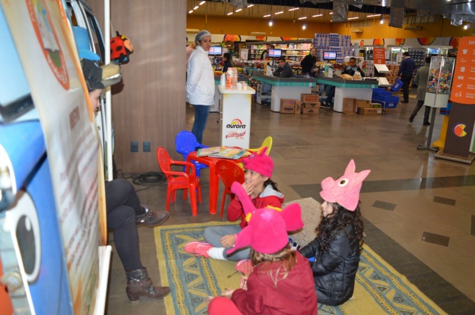 Programas da Falb promovem momentos de descontração em supermercado