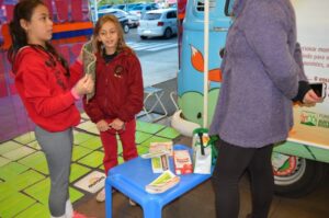 Programas da Falb promovem momentos de descontração em supermercado