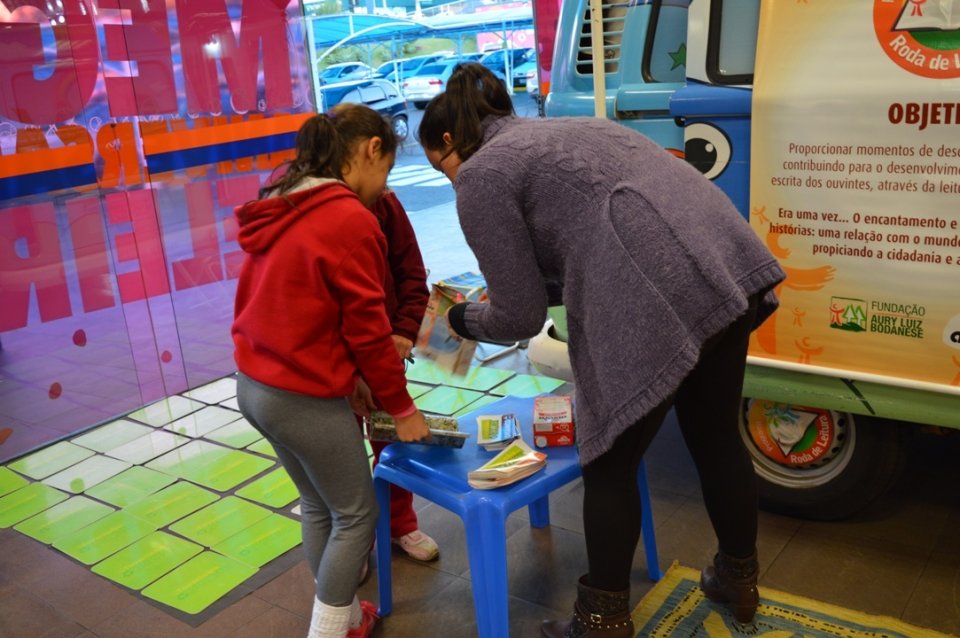 Programas da Falb promovem momentos de descontração em supermercado