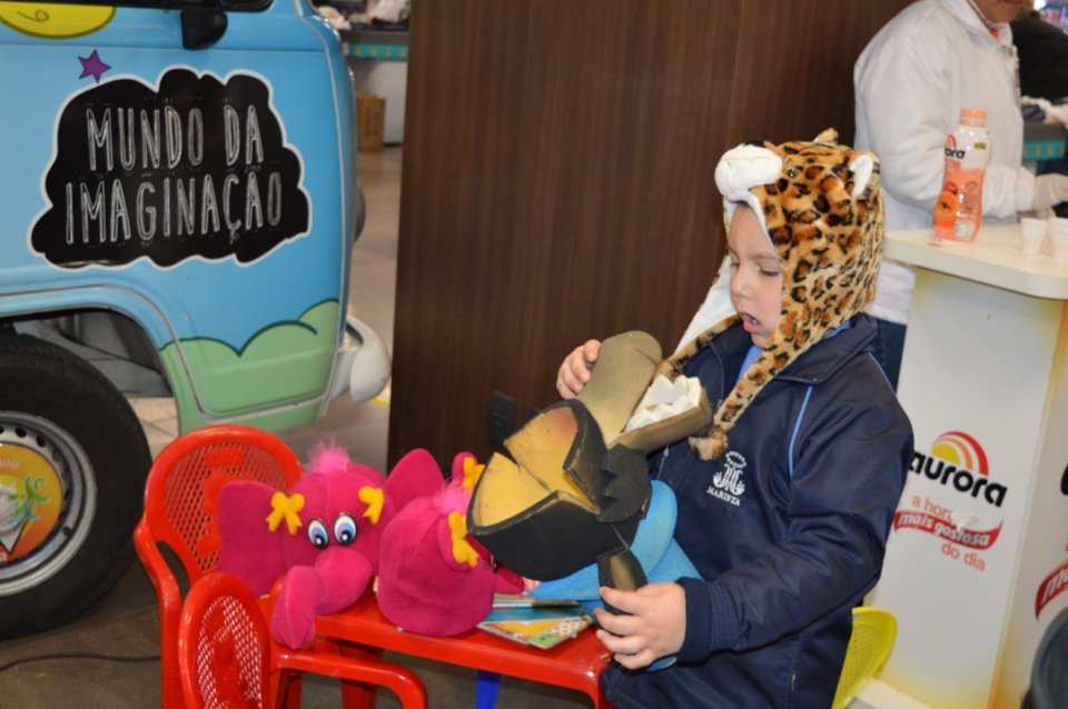 Programas da Falb promovem momentos de descontração em supermercado