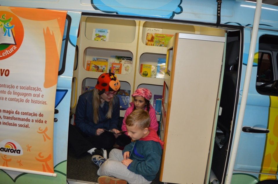 Programas da Falb promovem momentos de descontração em supermercado