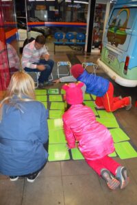 Programas da Falb promovem momentos de descontração em supermercado