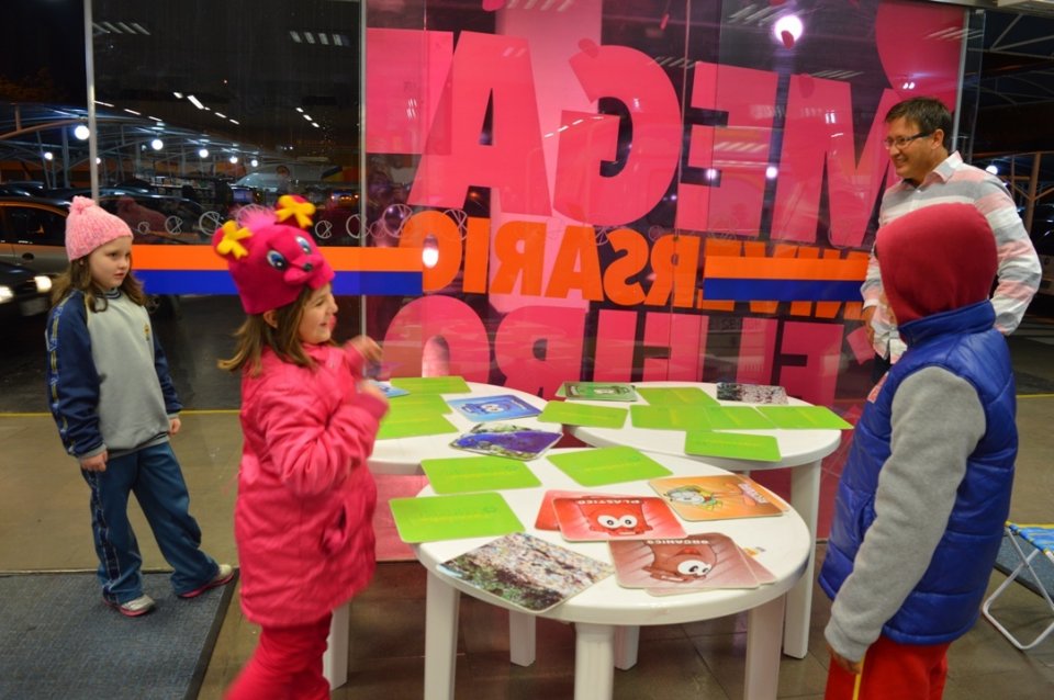 Programas da Falb promovem momentos de descontração em supermercado