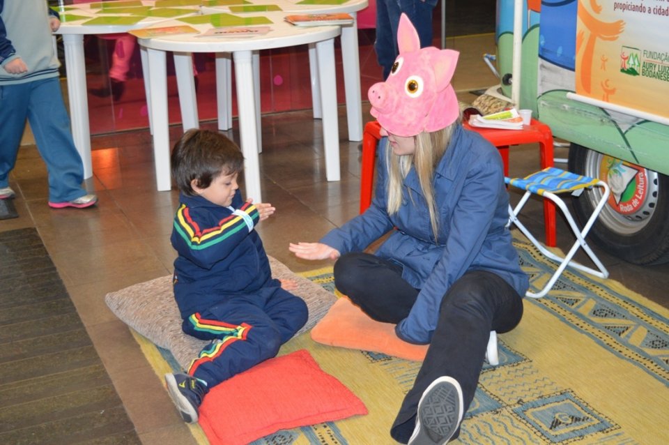 Programas da Falb promovem momentos de descontração em supermercado