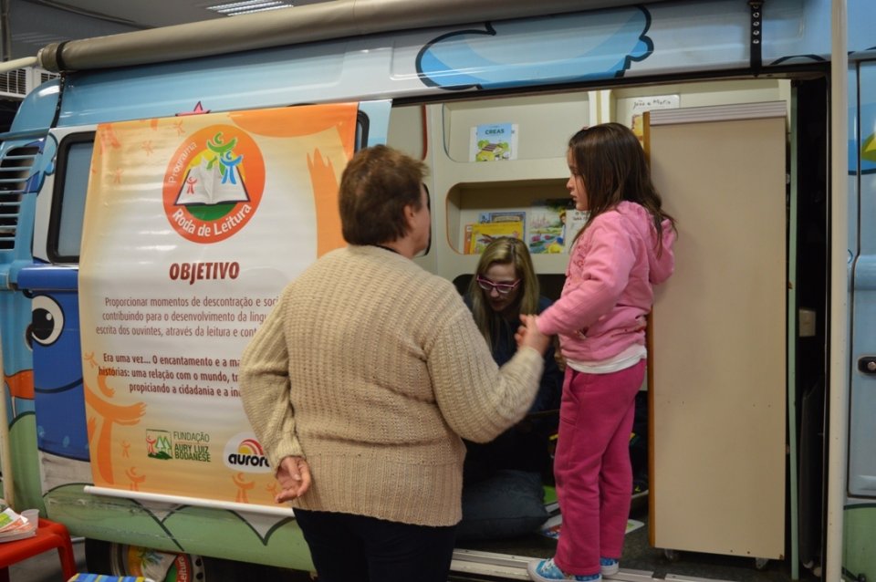Programas da Falb promovem momentos de descontração em supermercado