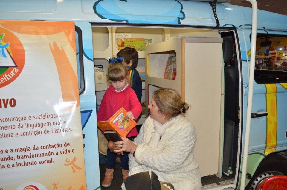 Programas da Falb promovem momentos de descontração em supermercado