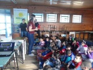 A Turminha da Reciclagem conscientiza adolescente em feira do livro