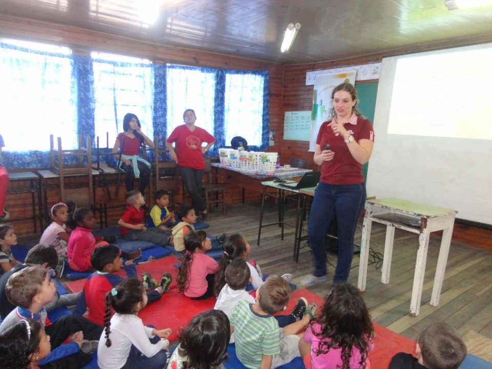 A Turminha da Reciclagem conscientiza adolescente em feira do livro