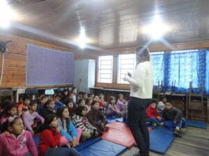 A Turminha da Reciclagem conscientiza adolescente em feira do livro