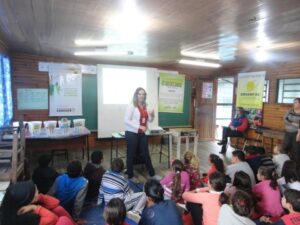 A Turminha da Reciclagem conscientiza adolescente em feira do livro