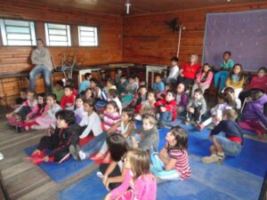A Turminha da Reciclagem conscientiza adolescente em feira do livro