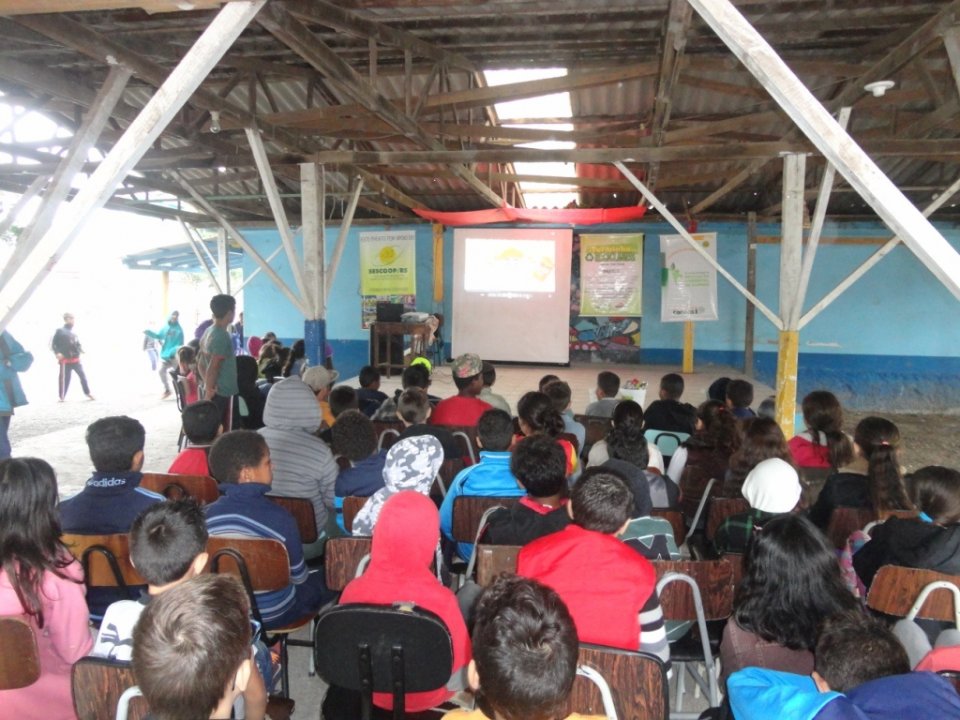 A Turminha da Reciclagem conscientiza adolescente em feira do livro