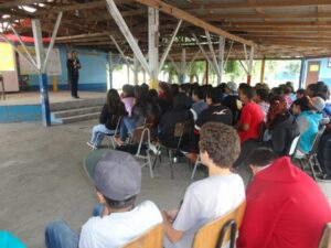 A Turminha da Reciclagem conscientiza adolescente em feira do livro