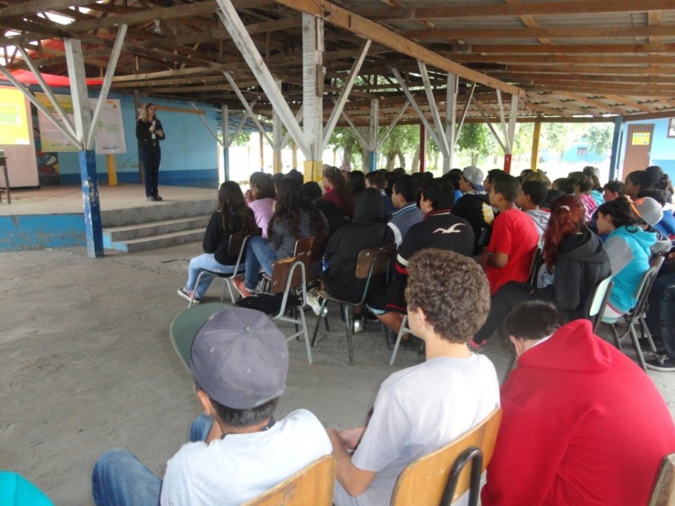 A Turminha da Reciclagem conscientiza adolescente em feira do livro