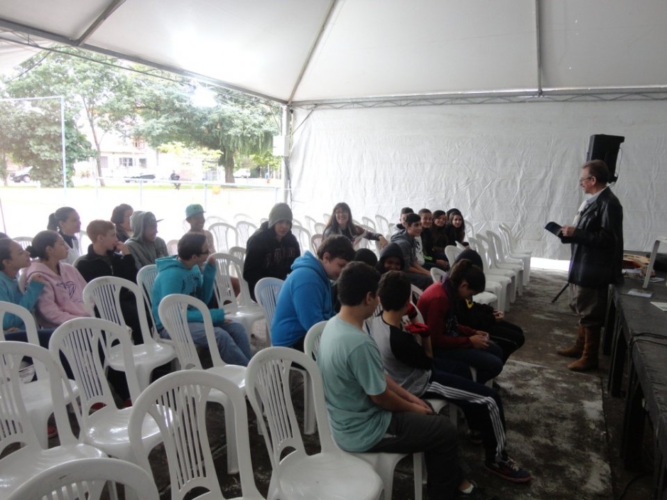 A Turminha da Reciclagem conscientiza adolescente em feira do livro