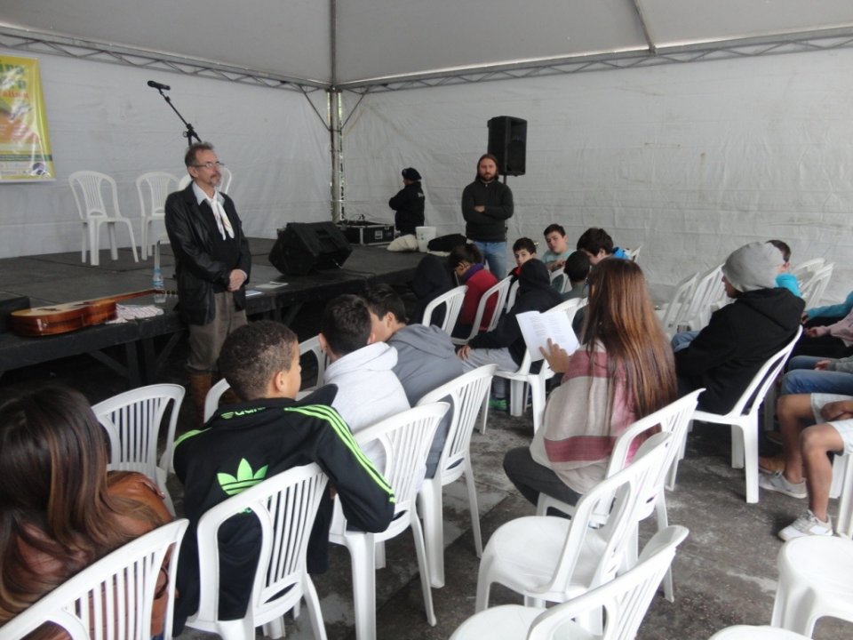 A Turminha da Reciclagem conscientiza adolescente em feira do livro
