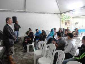 A Turminha da Reciclagem conscientiza adolescente em feira do livro