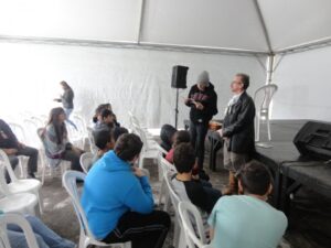 A Turminha da Reciclagem conscientiza adolescente em feira do livro