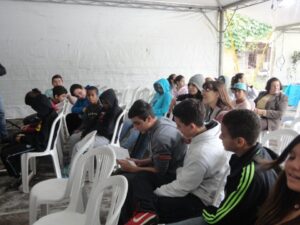 A Turminha da Reciclagem conscientiza adolescente em feira do livro