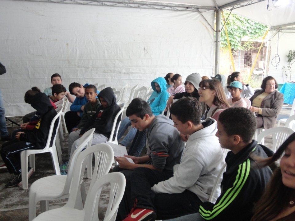 A Turminha da Reciclagem conscientiza adolescente em feira do livro