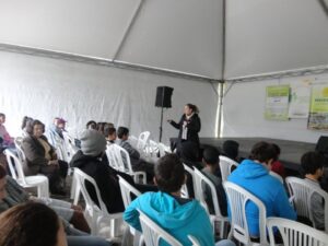 A Turminha da Reciclagem conscientiza adolescente em feira do livro