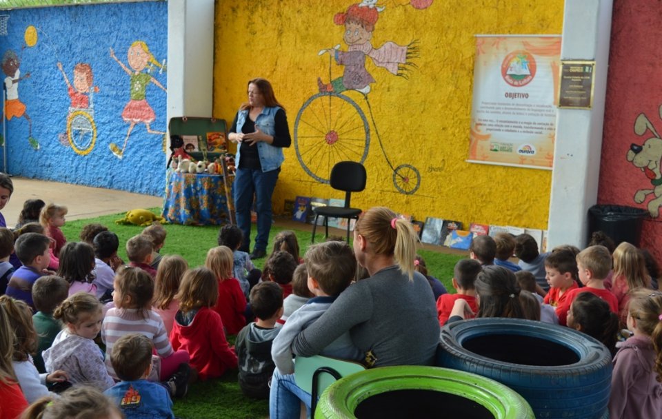 Roda de Leitura leva as crianças dos CEIM de Chapecó-SC ao mundo da imaginação