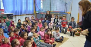 Roda de Leitura leva as crianças dos CEIM de Chapecó-SC ao mundo da imaginação