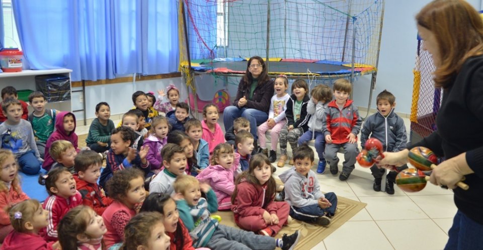 Roda de Leitura leva as crianças dos CEIM de Chapecó-SC ao mundo da imaginação