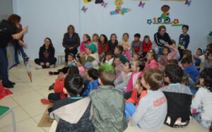 Roda de Leitura leva as crianças dos CEIM de Chapecó-SC ao mundo da imaginação