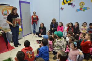 Roda de Leitura leva as crianças dos CEIM de Chapecó-SC ao mundo da imaginação