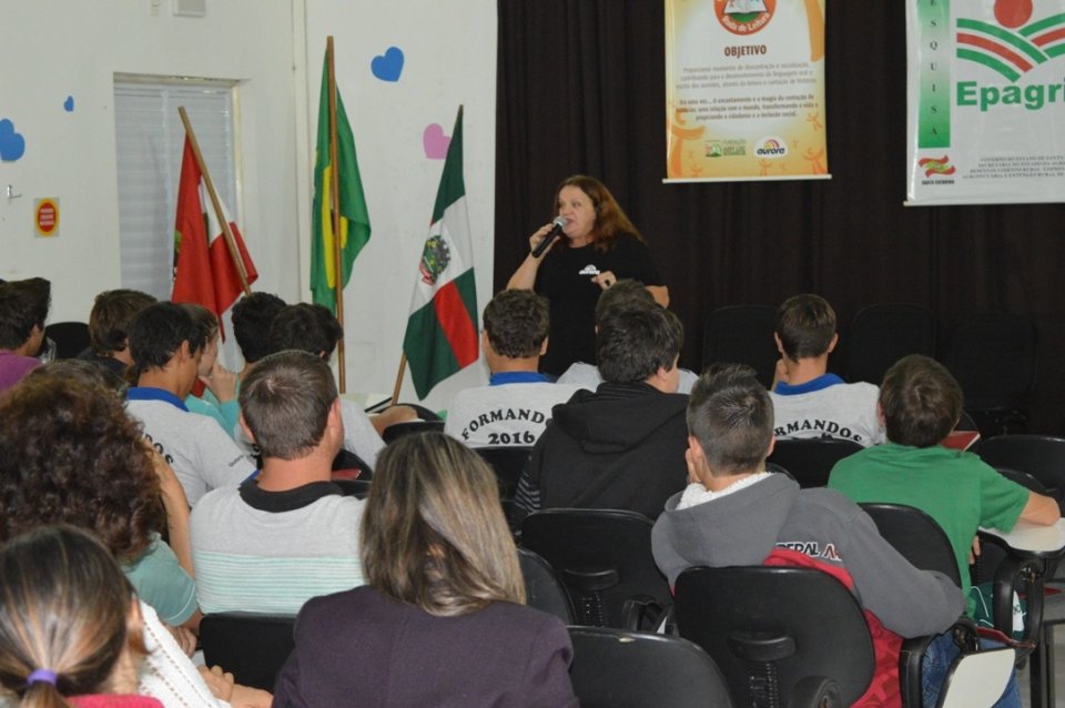 Roda de leitura leva a contação de histórias aos municípios do oeste