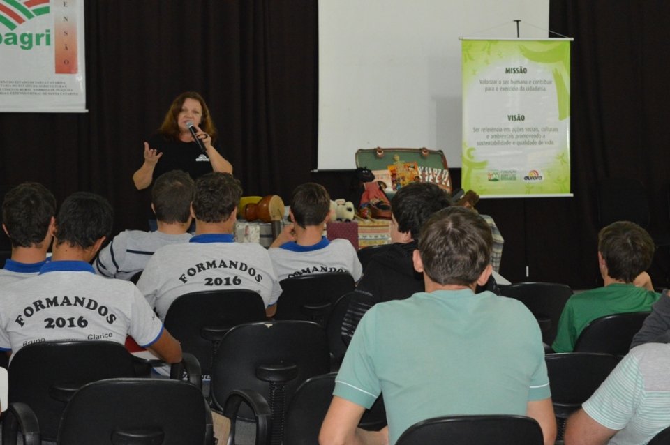 Roda de leitura leva a contação de histórias aos municípios do oeste