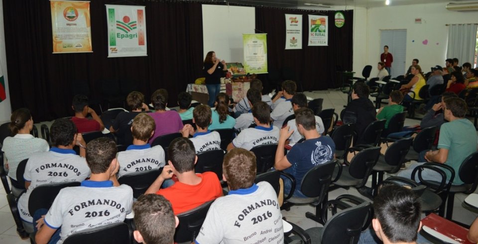 Roda de leitura leva a contação de histórias aos municípios do oeste