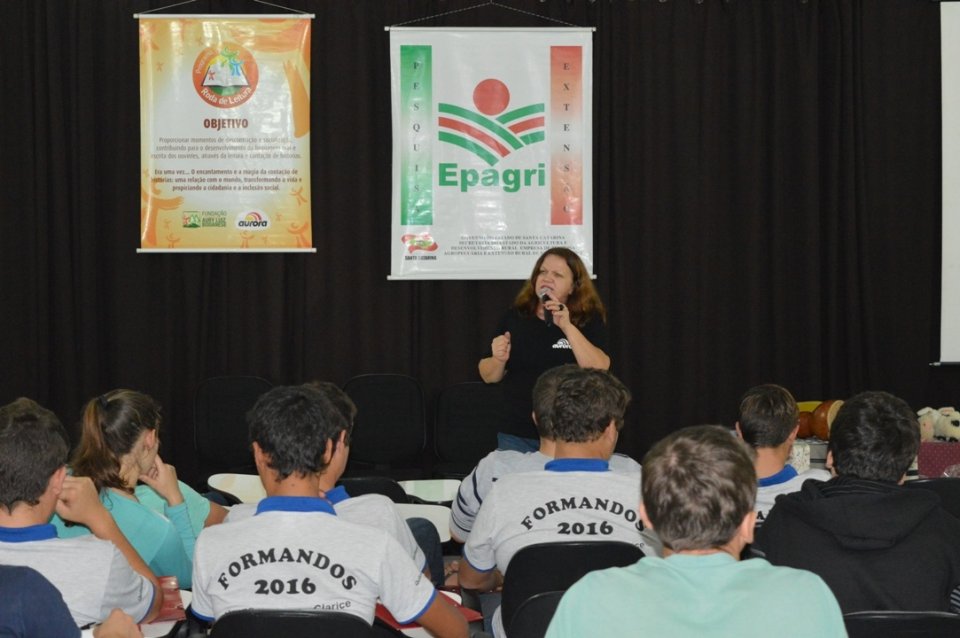 Roda de leitura leva a contação de histórias aos municípios do oeste