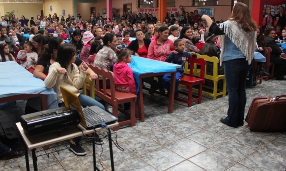 Roda de leitura leva a contação de histórias aos municípios do oeste