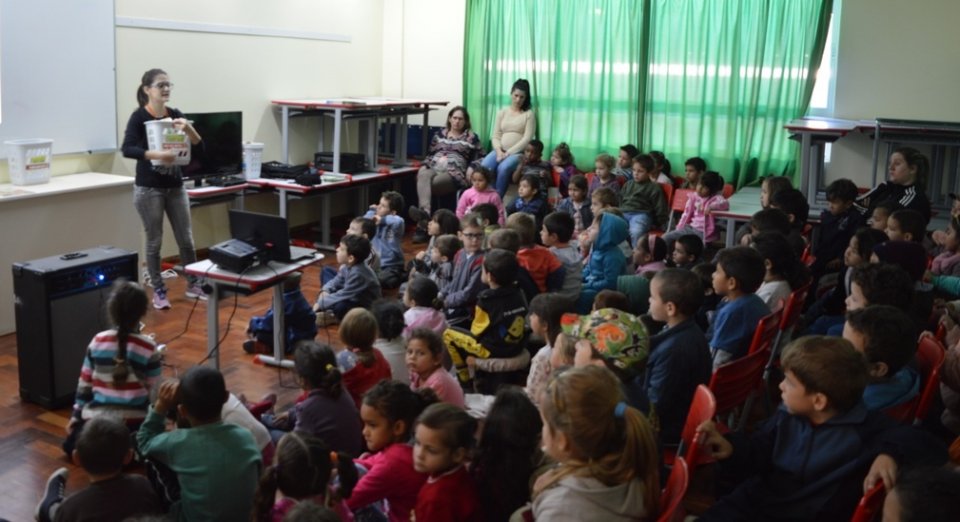 A Turminha da Reciclagem incentiva a assumir compromissos com o meio ambiente