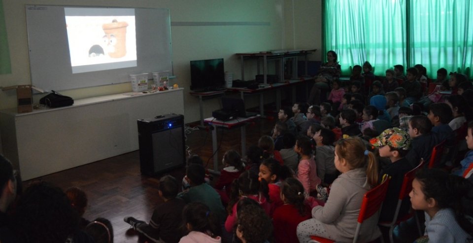 A Turminha da Reciclagem incentiva a assumir compromissos com o meio ambiente