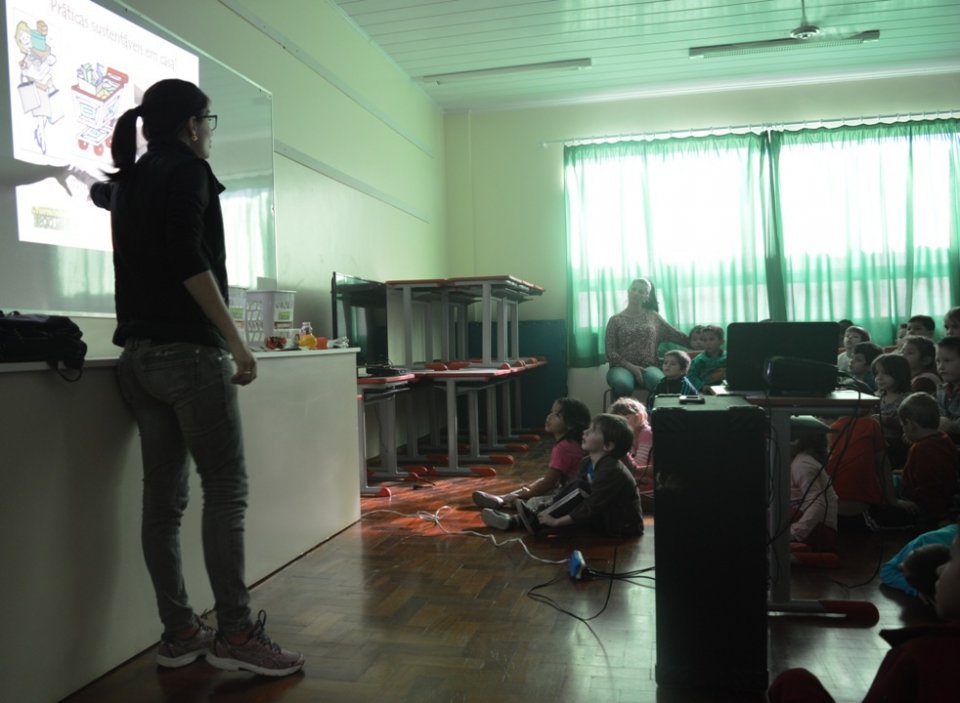 A Turminha da Reciclagem incentiva a assumir compromissos com o meio ambiente