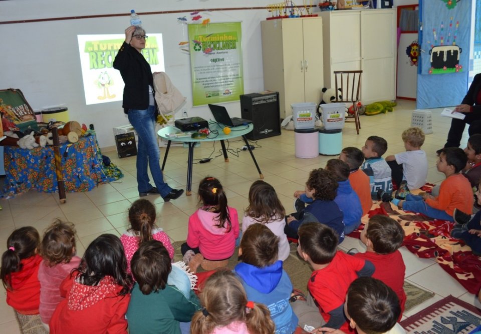 A Turminha da Reciclagem incentiva a assumir compromissos com o meio ambiente