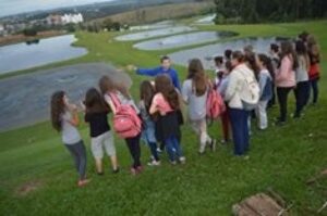 A Turminha da Reciclagem realiza atividade com alunos do Vozes do Corpo