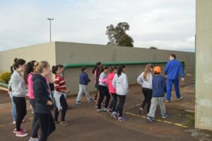 A Turminha da Reciclagem realiza atividade com alunos do Vozes do Corpo
